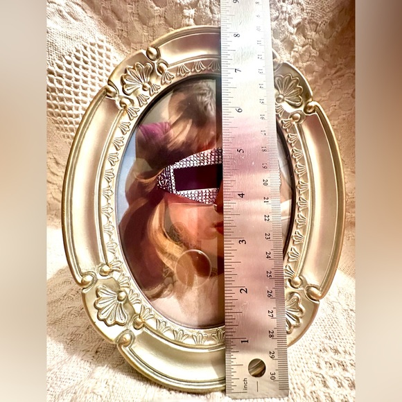 Vtg Decorel Heirloom 5 × 7
Oval Champagne Picture Frame… New - Picture 9 of 11